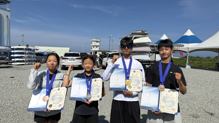 왼쪽부터 김효린(장기중-옵티미스트 3위), 김채윤(용산초-옵티미스트 2위), 김준모(장기중-ILCA4 1위), 김도환(장기중-옵티미스트 3위). 포항시체육회 제공