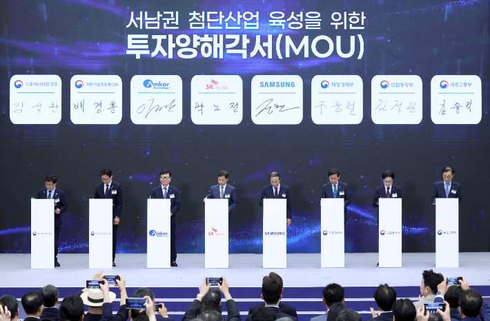 이재명 대통령 주재로 30일 광주 김대중컨벤션센터에서 열린 서남권 첨단산업 발전비전 국민보고회에서 정부 및 기업 대표들이 MOU 체결식을 하고 있다. 왼쪽부터 김성환 기후에너지환경부 장관, 배경훈 부총리 겸 과기정통부 장관, 이진안 앰코테크놀로지코리아 대표, 곽노정 SK하이닉스 대표, 전영현 삼성전자 부회장, 구윤철 부총리 겸 재정경제부 장관, 김정관 산업부 장관, 김윤덕 국토부 장관. 연합뉴스