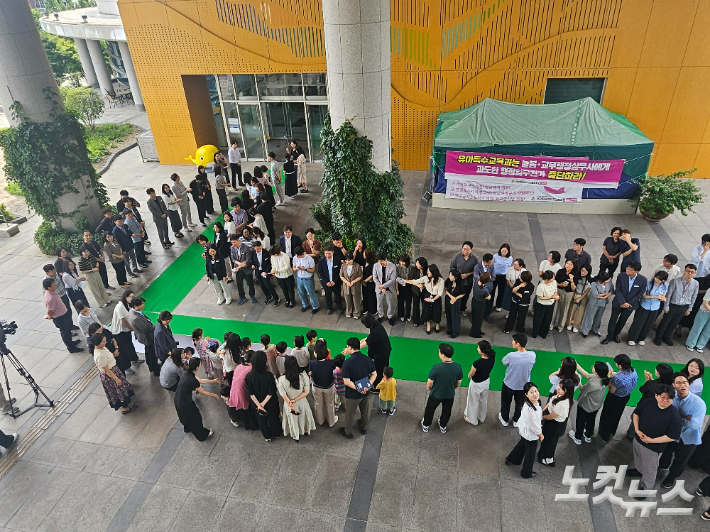 울산광역시교육청 직원들이 퇴임식을 마친 천창수 교육감을 본청 정문 앞 중앙광장에서 환송했다. 울산교육청 제공
