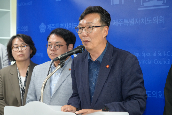 원내대표 협상 결렬 뒤 기자회견중인 이남근 제주도의회 국민의힘 원내대표. 도의회 제공