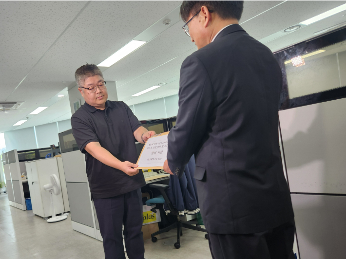 광주일고 이규연 교장(오른쪽)이 30일 대한야구소프트볼협회를 방문해 전날 서울 목동구장에서 열린 제81회 청룡기 전국 고교 야구 선수권 대회에서 상대 팀인 배재고 야구부 일부 선수가 광주일고 야구부 더그아웃을 향해 '스타벅스 가자'며 지역 비하성 응원을 한 데에 대해 항의문을 전달했다. 광주일고 제공