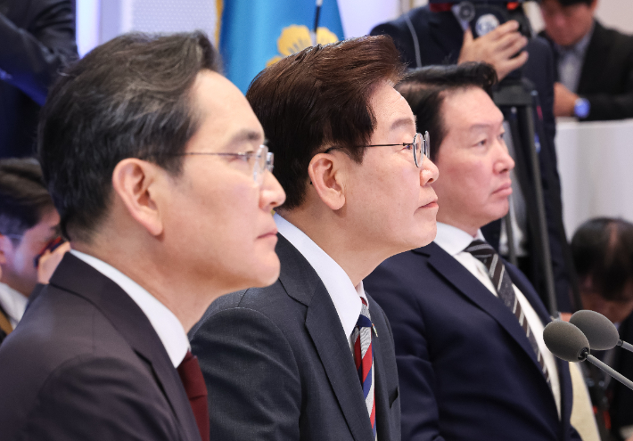이재명 대통령과 이재용 삼성전자 회장, 최태원 SK그룹 회장이 29일 청와대에서 열린 3대 메가프로젝트 국민보고회에서 김정관 산업통상부 장관의 정책발표를 듣고 있다. 연합뉴스