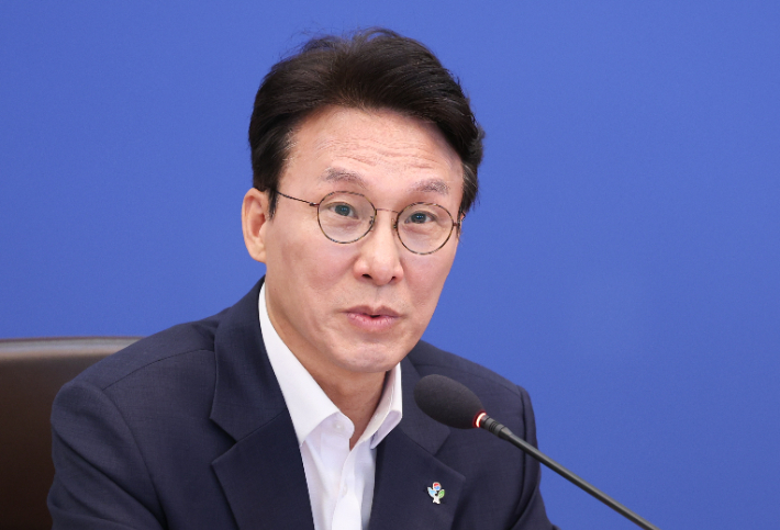 김민석 국무총리가 30일 청와대에서 열린 이재명 대통령 주재 국무회의 겸 비상경제점검회의에서 발언하고 있다. 연합뉴스