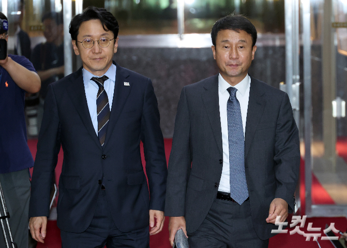 더불어민주당 한병도 당대표 직무대행 겸 원내대표와 천준호 원내운영수석부대표가 30일 서울 여의도 국회에서 후반기 원 구성 관련 여야 원내대표 회동을 위해 국회의장실로 향하고 있다. 윤창원 기자