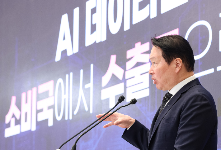 최태원 SK그룹 회장이 29일 청와대에서 이재명 대통령 주재로 열린 3대 메가프로젝트 국민보고회에서 투자계획을 발표하고 있다. 연합뉴스