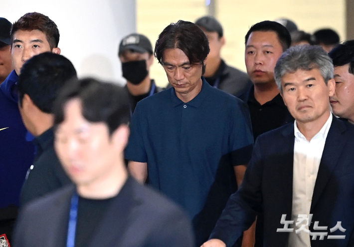 2026 북중미 월드컵에서 조별리그를 통과하지 못한 축구 국가대표팀 홍명보 전 감독과 일부 선수들이 30일 인천국제공항 2터미널로 귀국하고 있다. 인천공항=황진환 기자