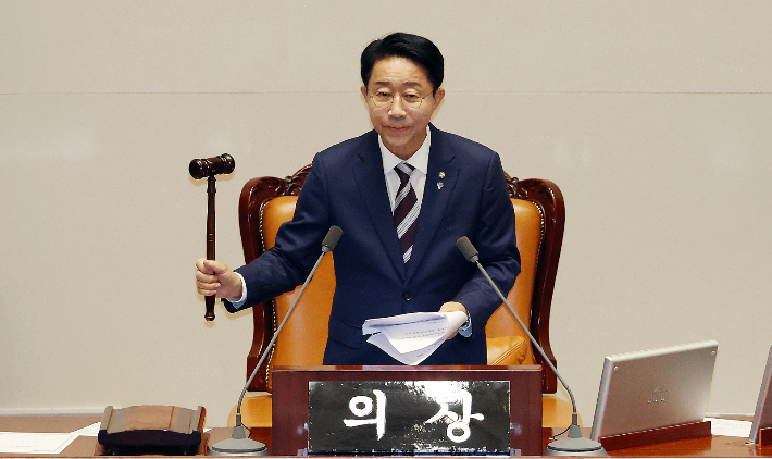 조정식 국회의장이 30일 국회에서 열린 본회의에서 상임위원장 선거 결과를 발표하고 있다. 연합뉴스