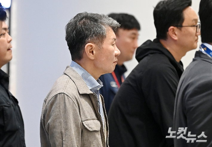 정몽규 대한축구협회장이 30일 인천국제공항 2터미널로 귀국하고 있다. 인천공항=황진환 기자