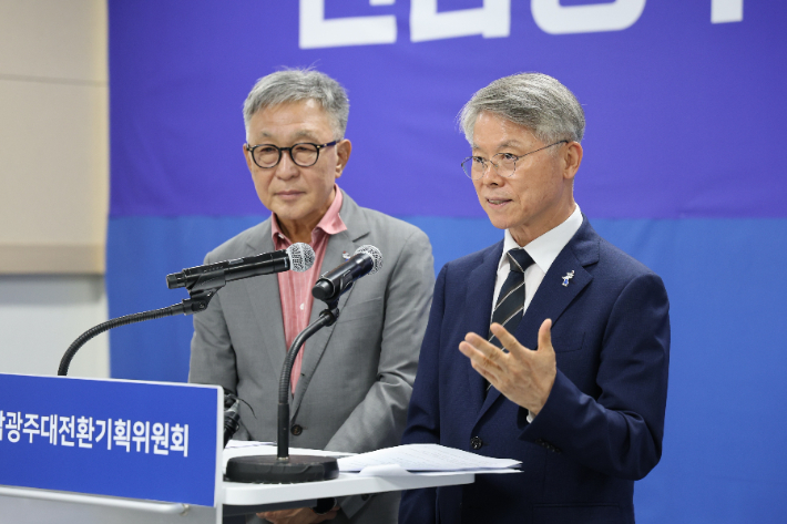 민형배 전남광주통합특별시장과 정은승 전남광주대전환기획위원장. 전남광주대전환기획위원회 제공