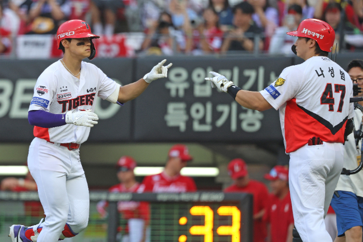 김도영이 30일 광주 기아 챔피언스 필드에서 열린 2026 신한 SOL KBO 리그 SSG와 홈경기에서 홈런을 날린 뒤 나성범과 세리머니를 펼치고 있다. KIA 