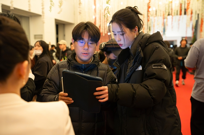 '멋진 신세계' 한태섭 감독이 배우 임지연과 함께 모니터 중이다. '멋진 신세계' 제공