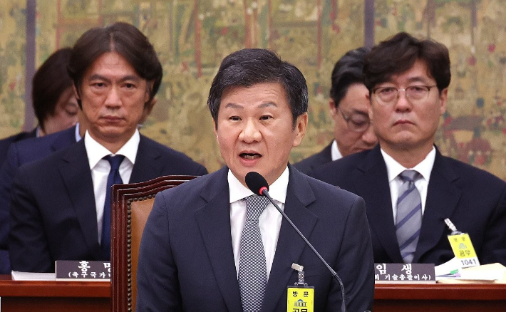 정몽규 대한축구협회장(사진 가운데)이 지난 2024년 9월 24일 국회에서 열린 문화체육관광위원회 전체회의에 출석, 의원 질의에 답하고 있다. 사진 왼쪽은 홍명보 감독, 오른쪽은 이임생 전 대한축구협회 기술총괄이사. 연합뉴스 