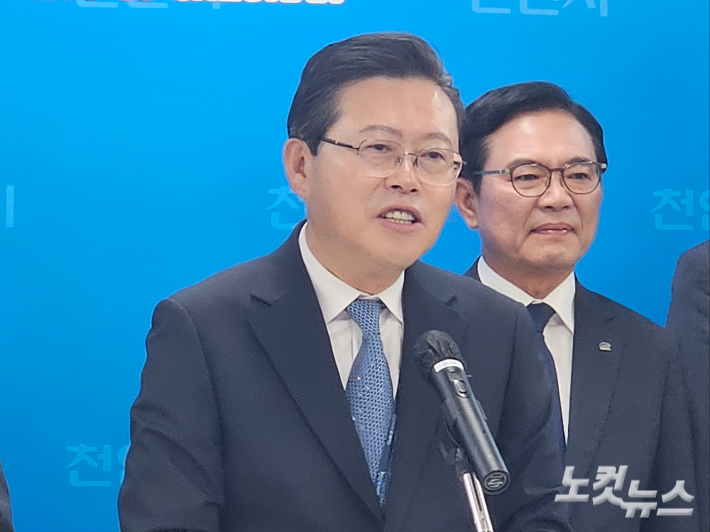 장기수 천안시장 1호 결재… 공공시설 365일 운영서비스 구축