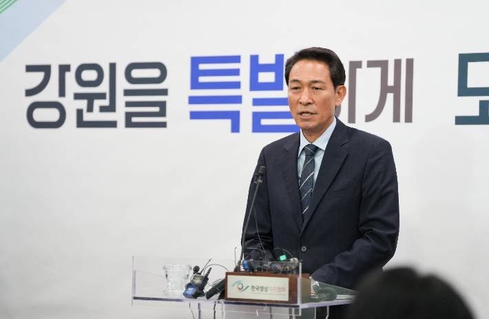지난 달 30일 강원도청 브리핑룸에서 강원도내 AI데이터센터 유치 계획과 경제효과 극대화 방안을 설명하고 있는 우상호 강원도지사. 강원도 제공 
