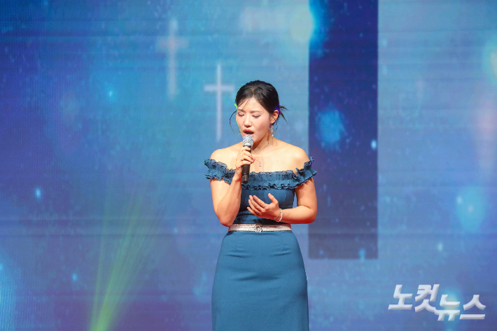 팝소프라노 박혜선이 '행복나눔 페스티벌'에서 아름다운 선율로 무대를 꾸미고 있다. 최화랑 기자