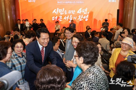 시민들과 인사나누는 오세훈 시장