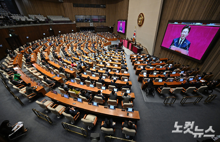 이재명 대통령이 지난 4월 2일 국회 본회의장에서 중동 사태 대응을 위한 추가경정예산안 관련 시정연설을 하고 있다. 윤창원 기자