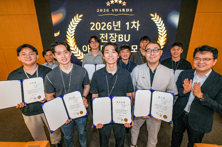 현대모비스가 '2026 전장기술 아이디어 공모전' 시상식에서 우수 아이디어 수상자들에게 상장을 수여하고 격려했다. 현대모비스 제공