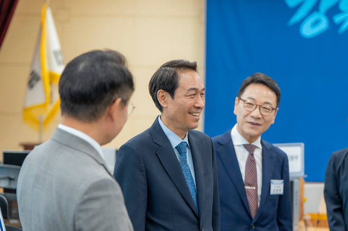 인수위원들과 담소를 나누고 있는 우상호 강원도지사. 강원도 제공 
