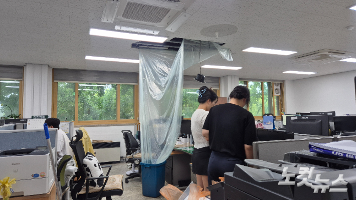 1일 오전 10시 40분쯤 광주특별시 북구청사 3층 일부 천장에서 누수가 발생해 직원들이 조치를 취하고 있다. 한아름 기자
