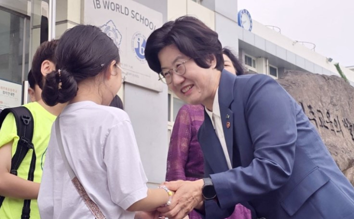 1일 취임한 고의숙 제주도교육감이 제주북초등학교를 찾아 아이들을 격려하고 있다. 연합뉴스