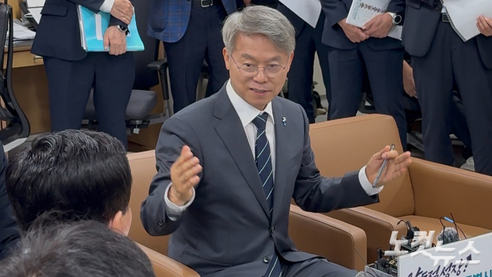 민형배 전남광주통합특별시장이 1일 전남도청 기자실에서 출입기자들과 만나 광주·서남권 반도체 투자 계획에 대해 설명하고 있다. 김한영 기자