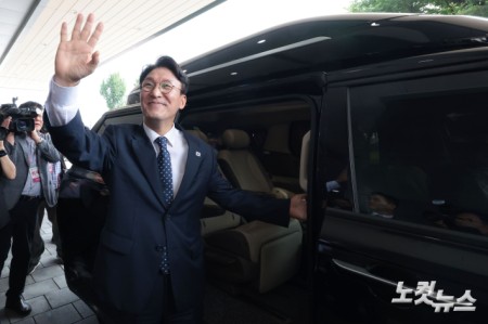 김민석 국무총리가 1일 오전 서울 종로구 정부서울청사에서 열린 제49대 국무총리 이임식을 마친 후 차량에 탑승하고 있다.