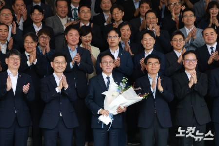 김민석 국무총리가 1일 오전 서울 종로구 정부서울청사에서 열린 제49대 국무총리 이임식을 마친 후 청사를 나서고 있다.