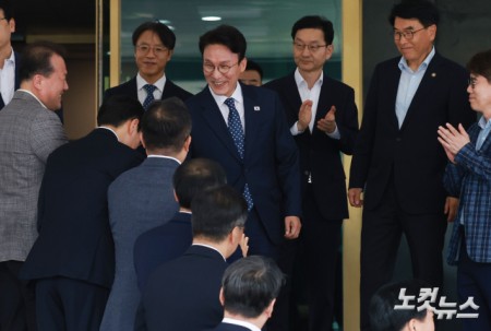 김민석 국무총리가 1일 오전 서울 종로구 정부서울청사에서 열린 제49대 국무총리 이임식을 마친 후 청사를 나서고 있다.