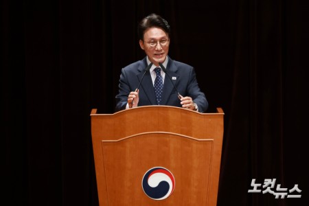 김민석 국무총리가 1일 오전 서울 종로구 정부서울청사에서 열린 제49대 국무총리 이임식에서 이임사를 하고 있다.