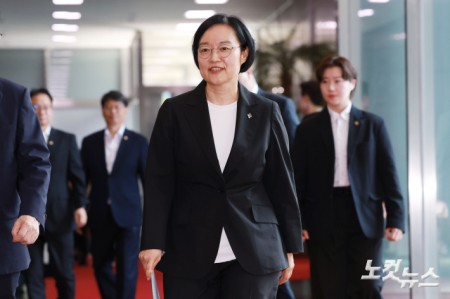 한성숙 신임 국무총리가 1일 오전 청와대에서 임명장을 받은 뒤 서울 종로구 정부서울청사로 출근하고 있다.