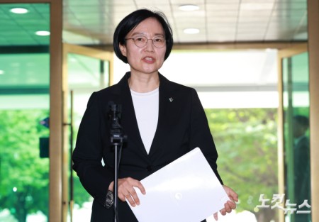 한성숙 신임 국무총리가 1일 오전 청와대에서 임명장을 받은 뒤 서울 종로구 정부서울청사로 출근하며 취재진의 질문에 답변하고 있다.