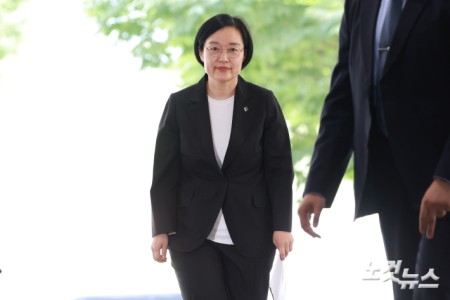 한성숙 신임 국무총리가 1일 오전 청와대에서 임명장을 받은 뒤 서울 종로구 정부서울청사로 출근하고 있다.