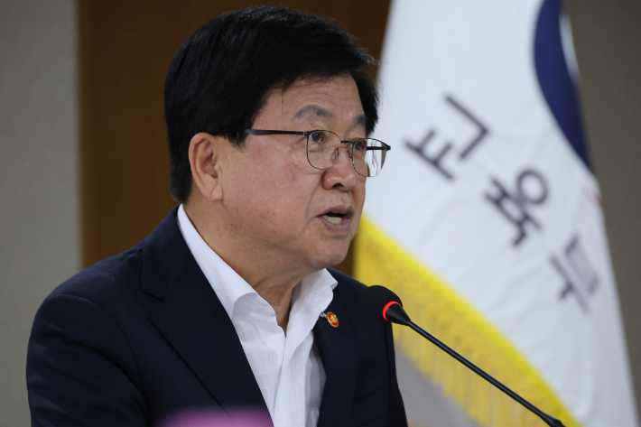 최교진 교육부 장관이 17일 세종시 정부세종청사에서 '성장엔진 연계 지역인재 양성 범정부협의회' 회의를 주재하고 있다. 연합뉴스