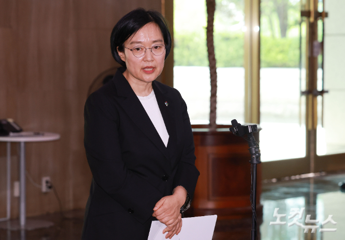 한성숙 신임 국무총리가 1일 오전 청와대에서 임명장을 받은 뒤 서울 종로구 정부서울청사로 출근하며 취재진의 질문에 답변하고 있다. 류영주 기자