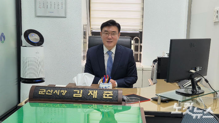 시청 1층으로 옮긴 시장실에서 집무를 보는 김재준 시장. 도상진 기자
