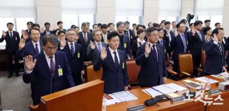 1일 여의도 국회에서 열린 제9회 전국동시지방선거 투표용지 부족사태 등 국민 참정권 침해 진상규명 및 선거관리 개혁을 위한 국정조사특별위원회 제3차 전체회의에서 노태악 전 중앙선거관리위원장과 출석 증인들이 증인 선서를 하고 있다.