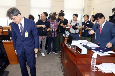1일 여의도 국회에서 열린 제9회 전국동시지방선거 투표용지 부족사태 등 국민 참정권 침해 진상규명 및 선거관리 개혁을 위한 국정조사특별위원회 제3차 전체회의에서 노태악 전 중앙선거관리위원장이 선서문을 윤상현 위원장에게 전달하고 자리로 돌아가고 있다.