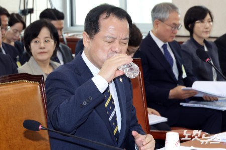 1일 여의도 국회에서 열린 제9회 전국동시지방선거 투표용지 부족사태 등 국민 참정권 침해 진상규명 및 선거관리 개혁을 위한 국정조사특별위원회 제3차 전체회의에서 위철환 중앙선관위 위원장 직무대행이 물을 마시고 있다.