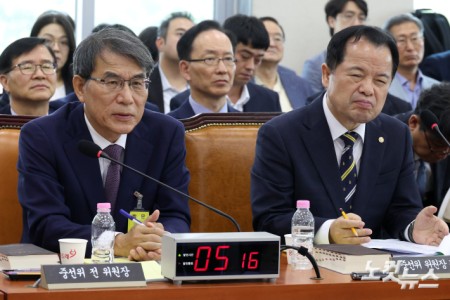 1일 여의도 국회에서 열린 제9회 전국동시지방선거 투표용지 부족사태 등 국민 참정권 침해 진상규명 및 선거관리 개혁을 위한 국정조사특별위원회 제3차 전체회의에서 노태악 전 중앙선거관리위원장이 의원 질의에 답변을 하고 있다.