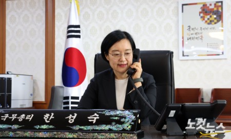 정부서울청사 첫 출근한 한성숙 국무총리
