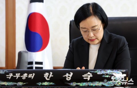 한성숙 총리, 정부서울청사 첫 출근…공식 업무 개시