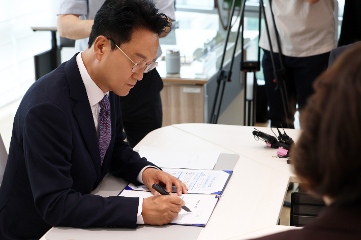 안민석 경기도교육감이 취임 첫날인 1일, 1호 결재로 '폰 프리 스쿨'에 서명하고 있다. 경기도교육청 제공