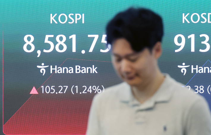 서울 중구 하나은행 딜링룸에서 직원이 업무를 보고 있다. 연합뉴스