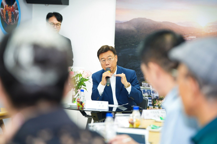 시민들과 소통하고 있는 신상진 성남시장. 성남시 제공