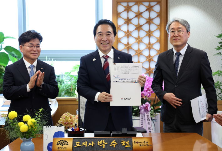 박수현 충남지사가 1호 결재를 마친 뒤 기념촬영을 하고 있다. 충남도 제공