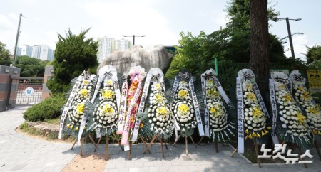 1일 서울 강동구 배재고등학교 정문 앞에 근조화환들이 놓여 있다. 배재고는 지난 29일 청룡기 전국고교야구선수권대회에서 광주제일고를 상대로 "가야지, 가야지, 스타벅스 가야지", "탱크 데이"라고 외치며 
