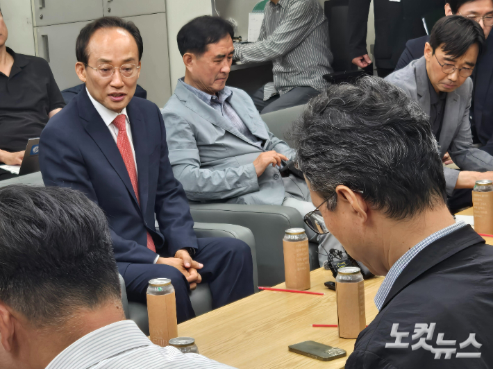 1일 민선 9기 임기를 시작한 추경호 대구시장이 대구시 동인청사 기자실을 방문해 각종 현안 관련 질문을 받고 있다. 류연정 기자