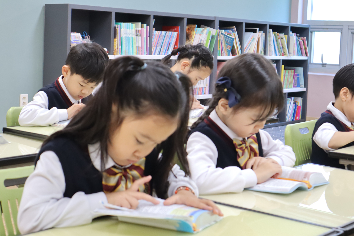 산위의마을 기독학교 학생들이 학교에서 성경을 읽는 모습. 산위의마을 기독학교 제공
