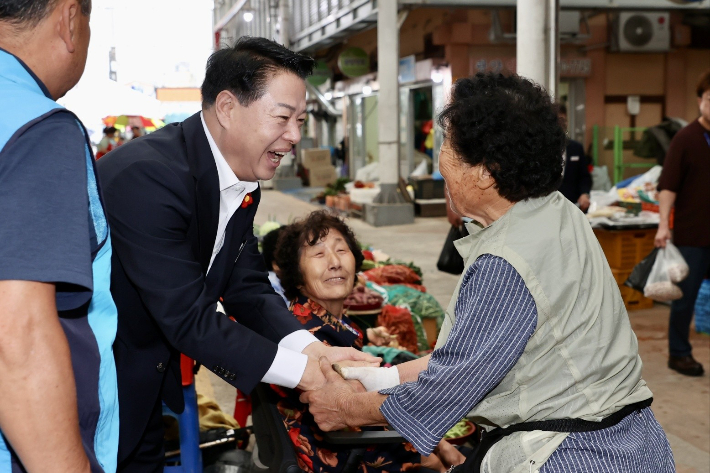 박성현 광양시장이 1일 취임식에 앞서 광양5일시장을 찾아 상인들과 인사를 나누고 있다. 광양시 제공 